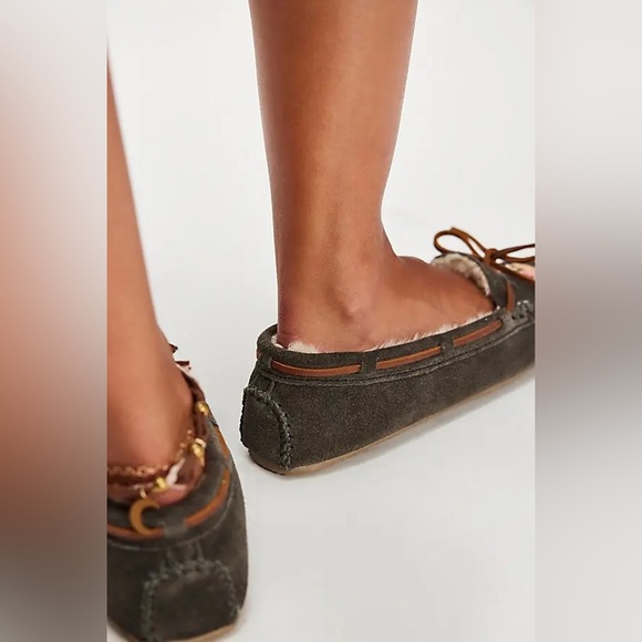 NWT Minnetonka x Free People Ayashe Moccasins ~Charcoal~ - Picture 3 of 3